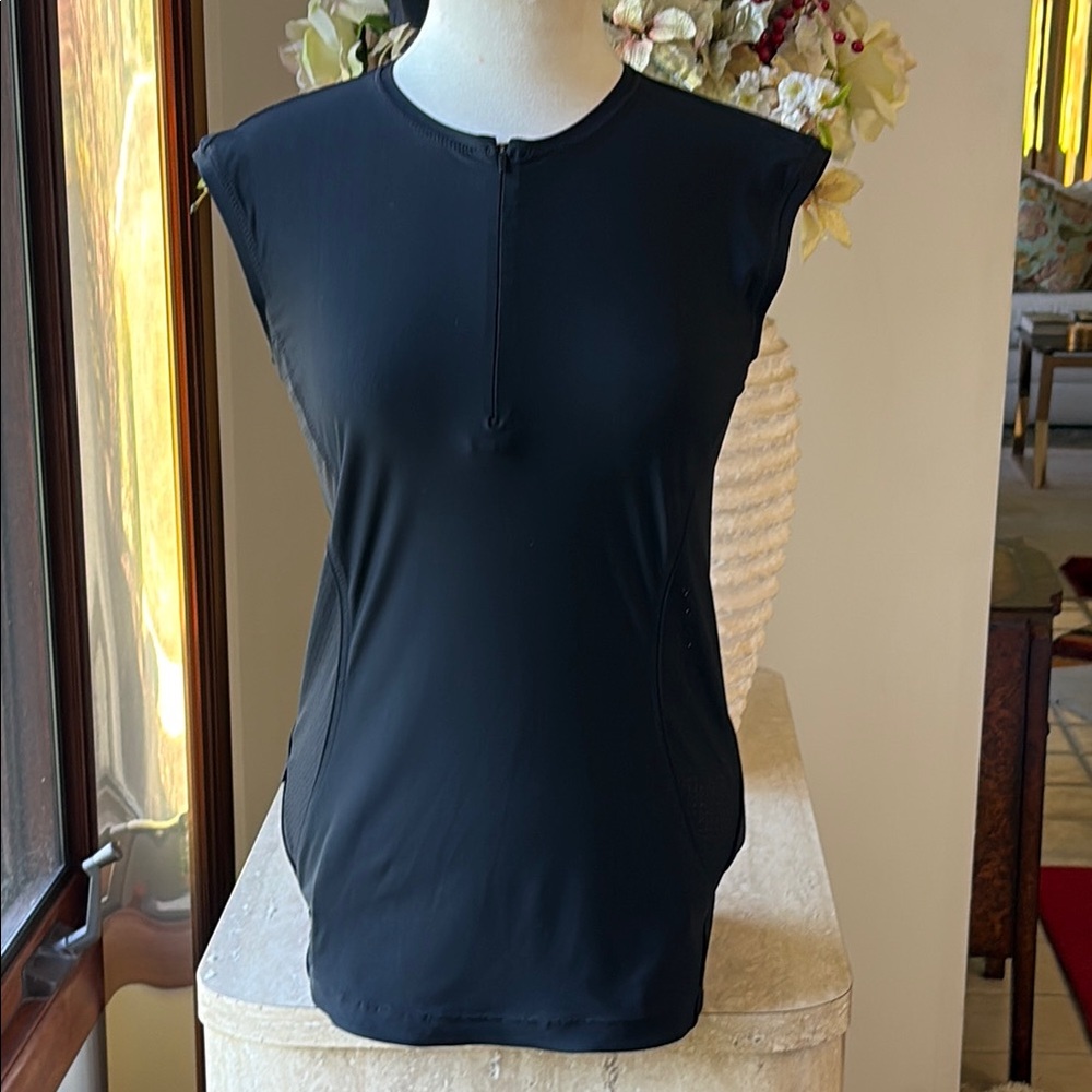 NWOT Athleta Black Fitted Sleeveless athletic top. Measurements and photos.
